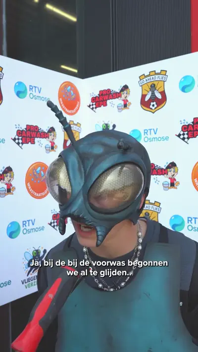 Vlieg-mascotte en de borstels van de wasstraat, uit een TikTok-video van Pro Carwash Epe