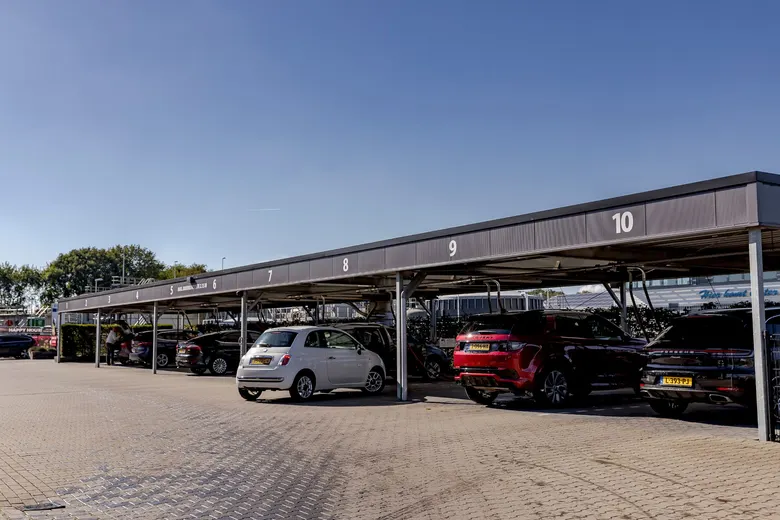 Auto's op het stofzuigplein
