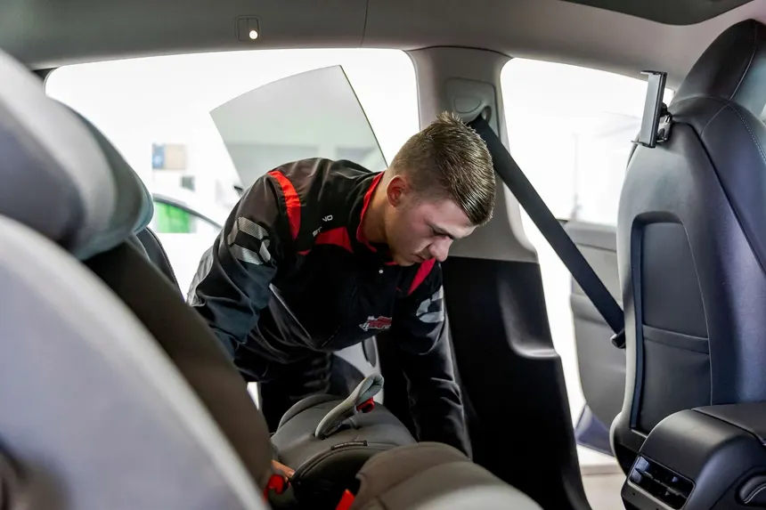 Medewerker van Pro Carwash Epe reinigt het interieur van een auto