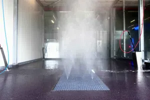 Medewerker wast auto in de wasbox
