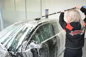 Auto wassen met hogedrukspuit